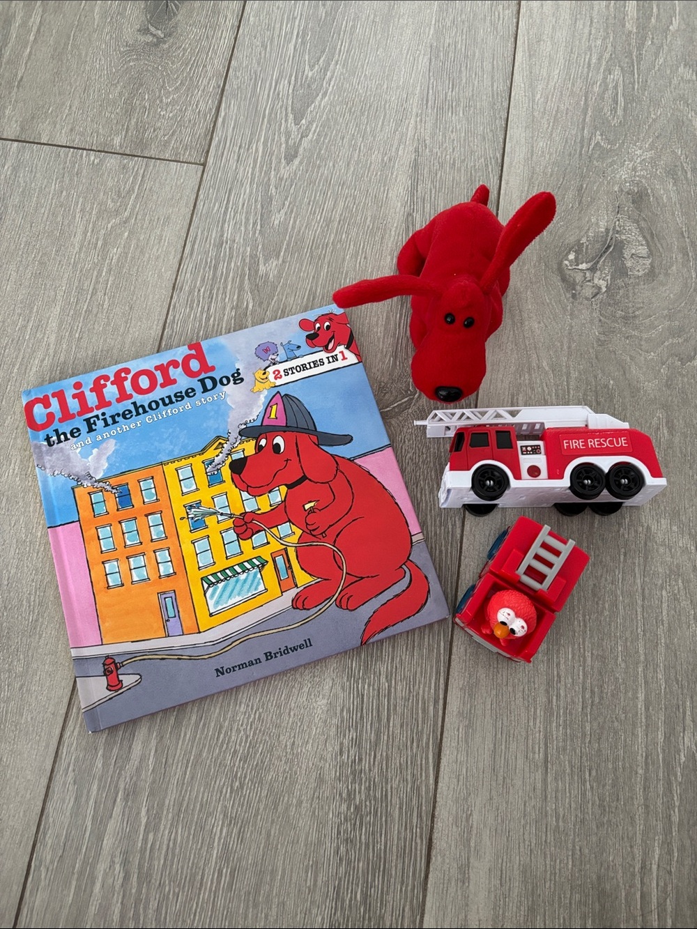 Clifford the Big Red Dog Book and Toy Bundle 🚒